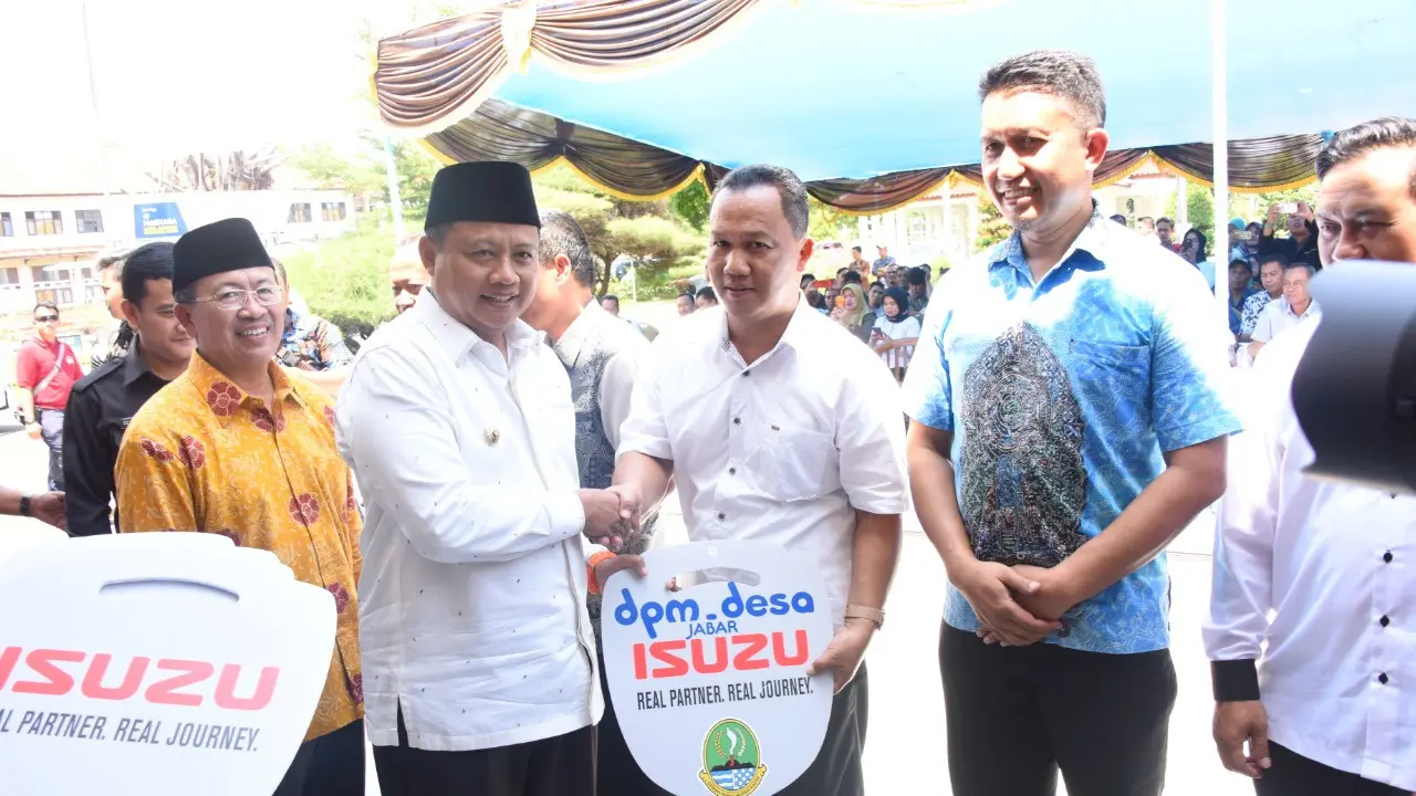 Wagub Jabar Serahkan Lima Maskara untuk Desa Berprestasi
