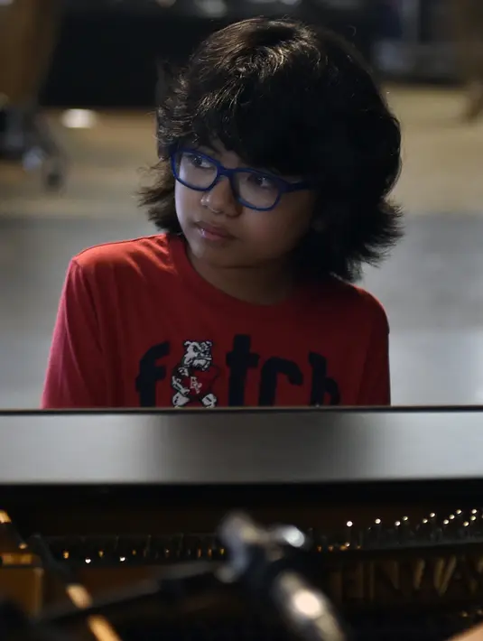 Pianis belia asal Indonesia, Joey Alexander saat latihan piano di Prancis, 10 Agustus 2015. Joey dinobatkan dalam dua kategori untuk penghargaan Grammy Awards 2016, yaitu Best Jazz Instrumental Album dan Best Improvised Jazz Solo (AFP PHOTO/PASCAL Pavani)