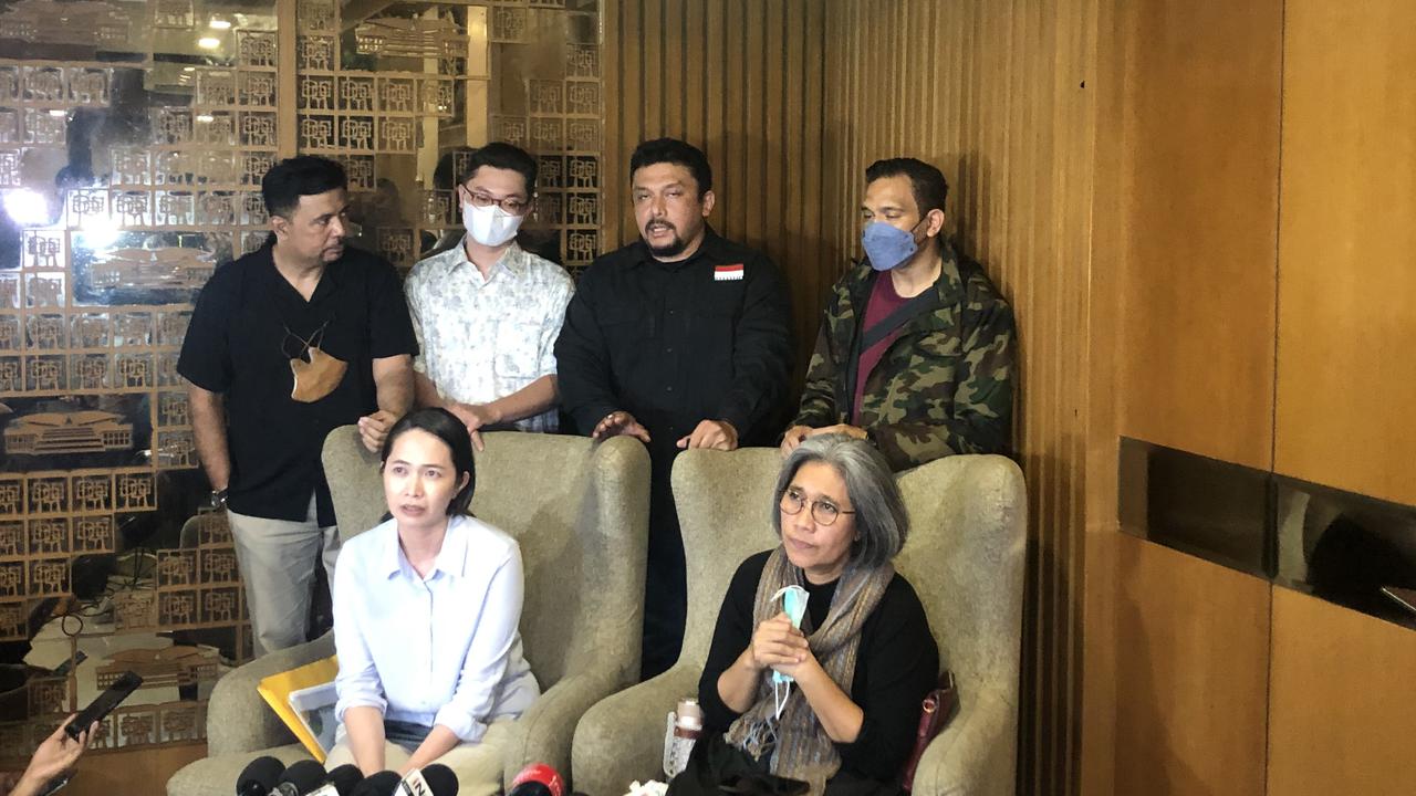 Anggota DPR RI Fraksi PDIP Indah Kurnia bersama keluarga