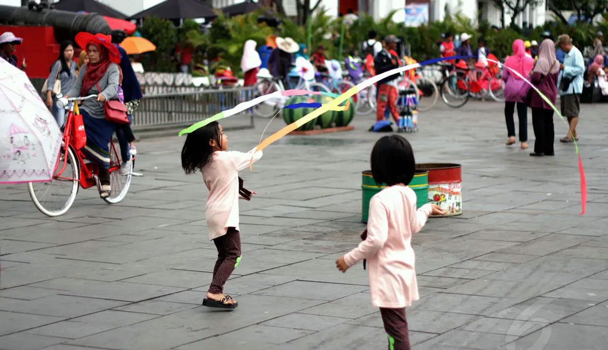 Kawasan Kota Tua Jakarta masih menjadi lokasi wisata favorit warga Jakarta, Jumat (26/12/2014). Sejumlah anak terlihat asyik bermain di kawasan Kota Tua Jakarta. (Liputan6.com/Faizal Fanani)