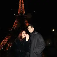 Lihat di sini gaya Brisia Jodie pamer cincin lamaran dari Jonathan Alden di Paris. [@brisiajodie96]