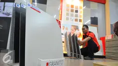 Pekerja tengah menata ubin di salah satu toko di Jakarta, Selasa (29/11). Jenis penutup lantai premium tersebut diproduksi secara terbatas dan memiliki pangsa pasar di kalangan atas. (Liputan6.com/Angga Yuniar)