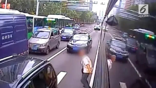 Seorang kakek melompat keluar dari jendela bus di China. Hal itu ia lakukan karena sopir menolak membukakan pintu.Seorang kakek melompat keluar dari jendela bus di China. Hal itu ia lakukan karena sopir menolak membukakan pintu.