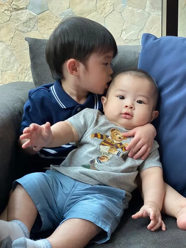 7 Potret Kompak Raphael Moeis dan Adiknya Ini Bikin Gemas