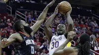 Aksi pemain Los Angeles Lakers, Julius Randle (30) melakukan tembakan saat diadang pemain Rockets pada lanjutan NBA basketball game di Toyota Center, Houton, (31/12/2017). Rockets menang 148-142. (AP/Michael Wyke)