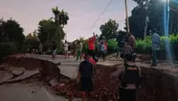 Akibat guncangan gempa Maluku Magnitudo 7,5 ruas jalan raya di sejumlah kecamatan di Kabupaten Timor Tengah Selatan (TTS) patah-patah dan ambles. (Liputan6.com/ BPBD TTS)