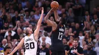 Pebasket San Antonio Spurs, Manu Ginobili, saat pertandingan melawan Houston Rockets pada Gim 5 Semifinal Wilayah Barat, Selasa (9/5/2017) di San Antonio.  (AFP/Ronald Martinez)