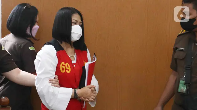 Tertunduk Lesu Putri Candrawathi Jalani Sidang Perdana