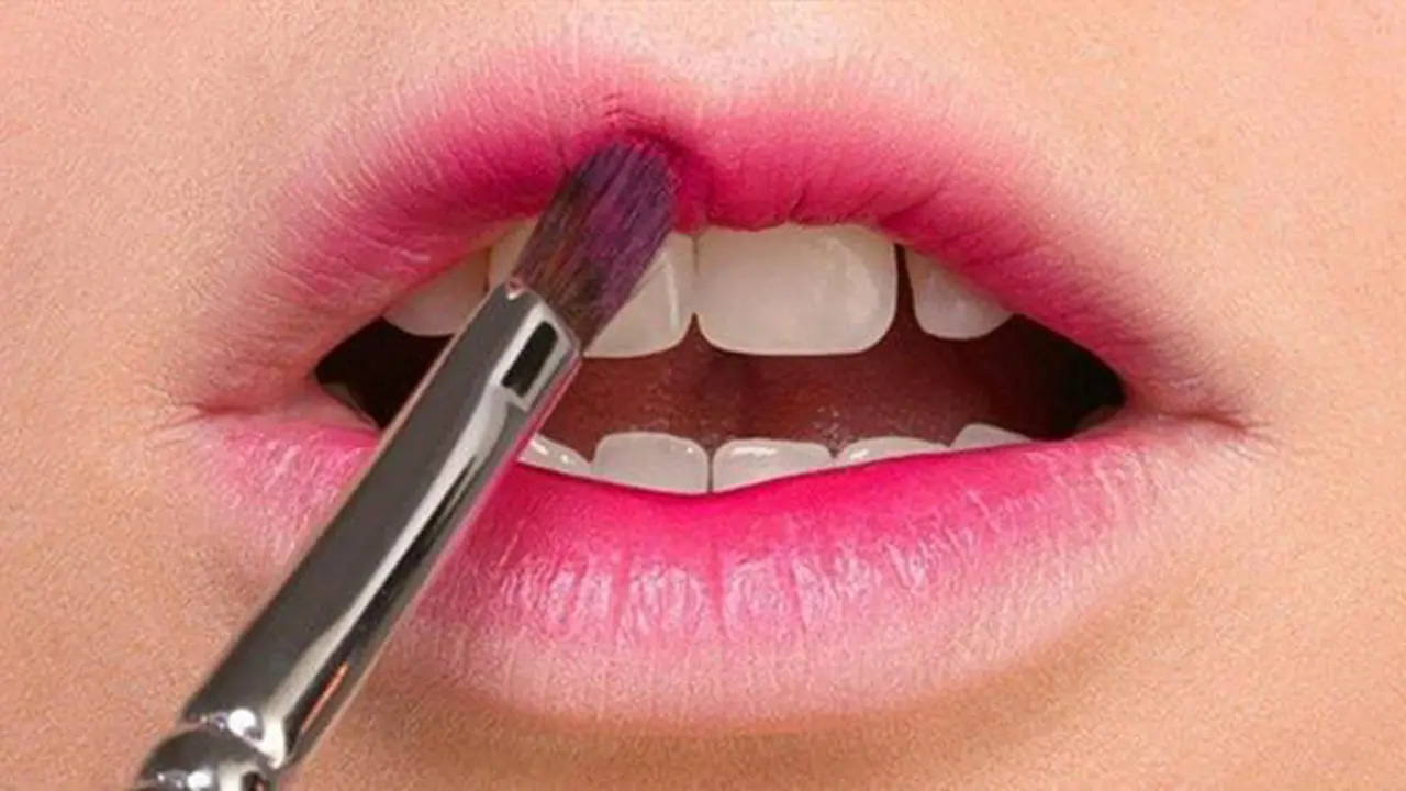Lip tint akan memberikan kesan fresh/copyright: nylonpink