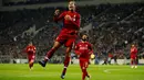 Bek Liverpool, Virgil van Dijk, berselebrasi setelah mencetak gol ke gawang FC Porto pada leg kedua perempat final Liga Champions 2018/2019 di Estadio do Dragao, Rabu (17/4). Liverpool memastikan lolos ke babak semifinal Liga Champions setelah membantai FC Porto 4-1. (Reuters/Andrew Boyers )