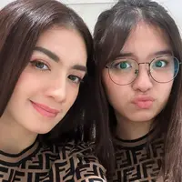 Angel Karamoy bersama putrinya (Instagram/realangelkaramoy)