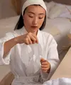 Jerawat bisa muncul kapan saja—tidak hanya pada masa remaja. Faktor yang memengaruhi kondisi ini sangat beragam, mulai dari produksi minyak berlebih, gaya hidup, kebiasaan menyentuh wajah, stres, hingga perubahan hormon. (foto/dok: freepik)