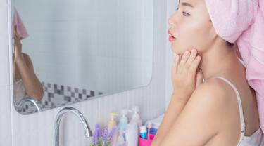 5 Cara Alami Hilangkan Flek Hitam Di Pipi Dan Resep Masker Yang Bisa Dicoba Beauty Fimela Com Jerawat memang selalu menimbulkan banyak masalah baru, ya ladies! cara alami hilangkan flek hitam di pipi