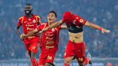 Pemain Persija Jakarta, Eksel Runtukahu (kanan), bersama Rayhan Hannan dan Allano merayakan gol ke gawang Persebaya Surabaya pada laga pekan ke-27 BRI Super League di Stadion Utama Gelora Bung Karno, Jakarta, Sabtu (11/4/2026). (Bola.com/Bagaskara Lazuardi)