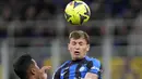 <p>Tujuh menit usai turun minum, Inter mencetak gol lagi lewat striker Edin Dzeko. Namun wasit menganulirnya karena off-side. (AP Photo/Luca Bruno)</p>