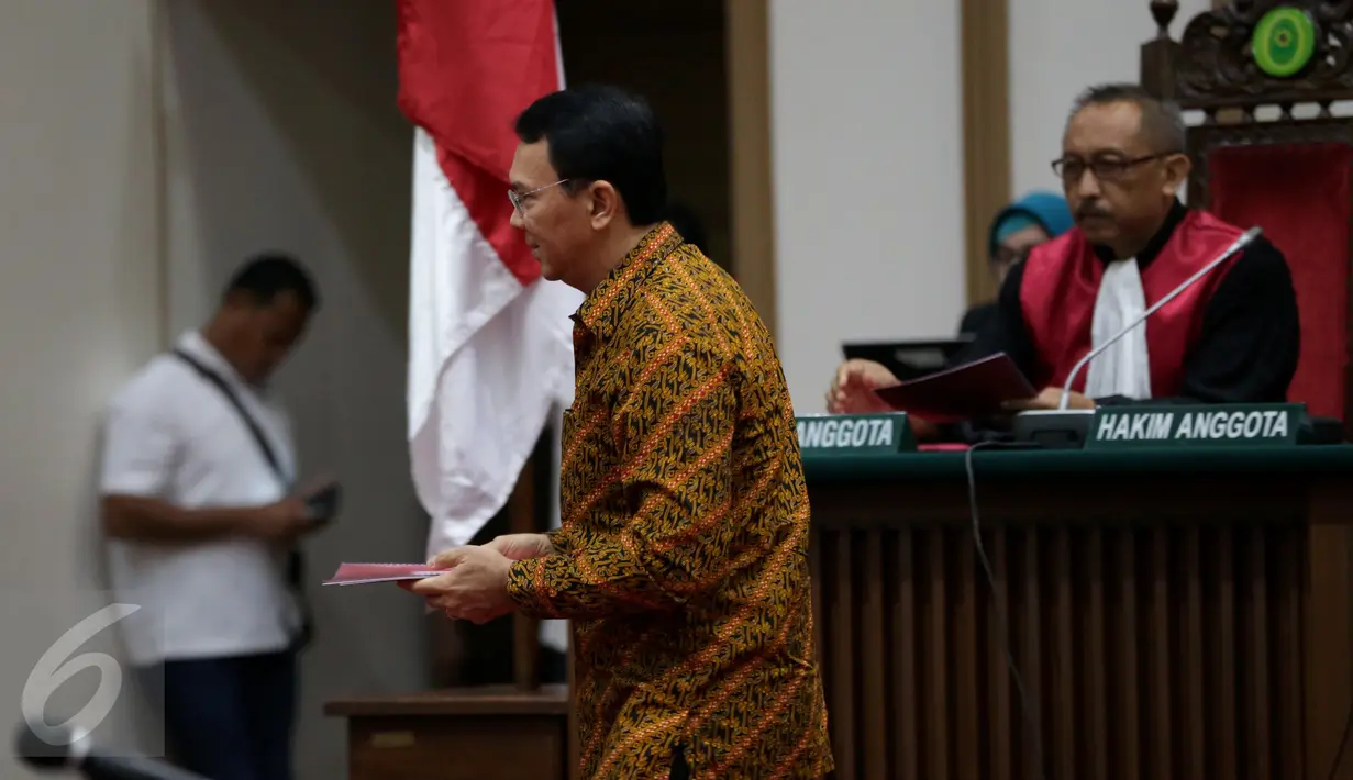 Gubernur DKI Jakarta, Basuki Tjahaja Purnama (Ahok) saat menjalani sidang pembelaan atau pleido kasus dugaan penistaan agama di Gedung Kementerian Pertanian, Jakarta, Selasa (25/4). (Liputan6.com/Kristianto Purnomo/Pool)