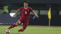 Striker Timnas Indonesia U-19, Hanis Saghara, mengontrol bola saat melawan Kamboja U-19 pada laga persahabatan di Stadion Patriot, Bekasi, Rabu (4/10/2017). Indonesia menang 2-0 atas Kamboja. (Bola.com/Vitalis Yogi Trisna)