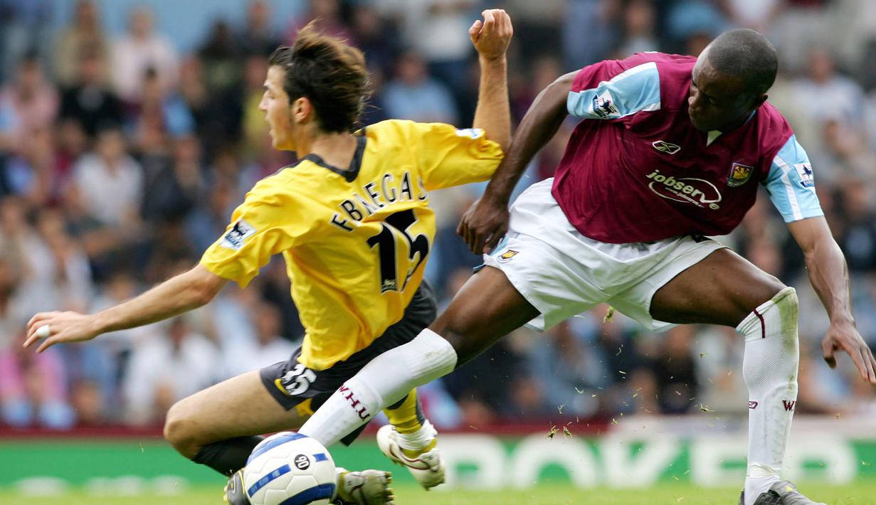 7. Nigel Reo Coker. Serupa dengan Danny Gabbidon, Nigel Reo Coker mulai terpantau mengenakan kaos kaki melebihi lutut saat memperkuat West Ham United dalam rentang 2003-2007. Setelah berpindah-pindah klub, ia memutuskan pensiun di klub terakhirnya, MK Dons pada 2018. (AFP/Carl De Souza)