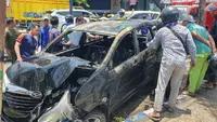 Diduga Pakai Tangki Modifikasi, Mobil Xenia di Sampang Terbakar Setelah Nabrak Tiang