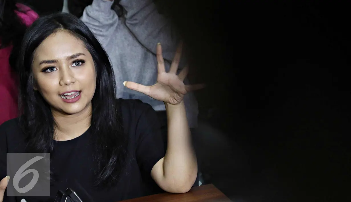 Penyanyi Gita Gutawa memberikan keterangan terkait konser bertajuk 'Di Atas Rata-rata (DARR): Bikin Konser', Jakarta (24/3). DARR generasi kedua tersebut menampilkan tujuh anak-anak yang mewakili genre musik berbeda. (Liputan6.com/Immanuel Antonius)