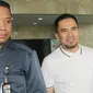 Pedangdut Saipul Jamil berjalan keluar dari kantor KPK, Jakarta, usai menjalani pemeriksaan, Kamis (22/12). Saipul yang sebelumnya terjerat pidana pencabulan pria di bawah umur itu tidak banyak berkomentar usai diperiksa KPK. (Liputan6.com/Helmi Afandi)