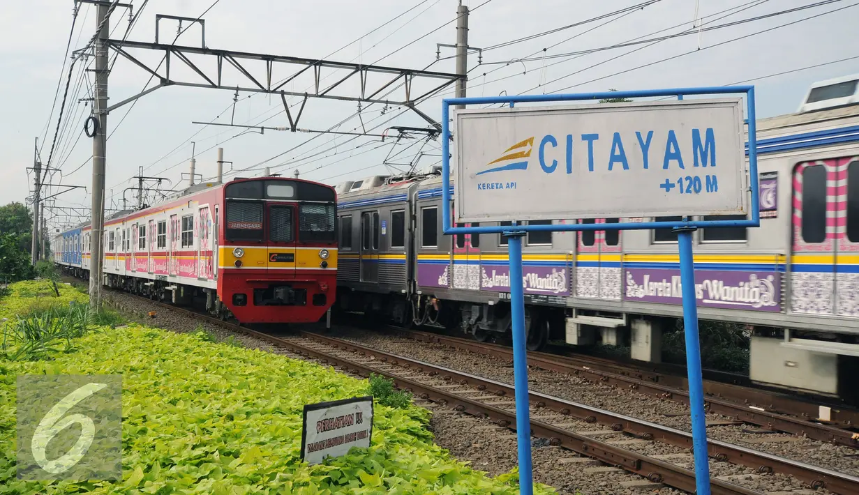 Kereta Commuter Line melintasi perlintasan dekat Stasiun Citayam, Bogor, Rabu (25/11/2015). Sebelumnya, Selasa (24/11) tanah di sekitar rel KM 38 dan 39 mengalami longsor. (Liputan6.com/Helmi Fithriansyah) 