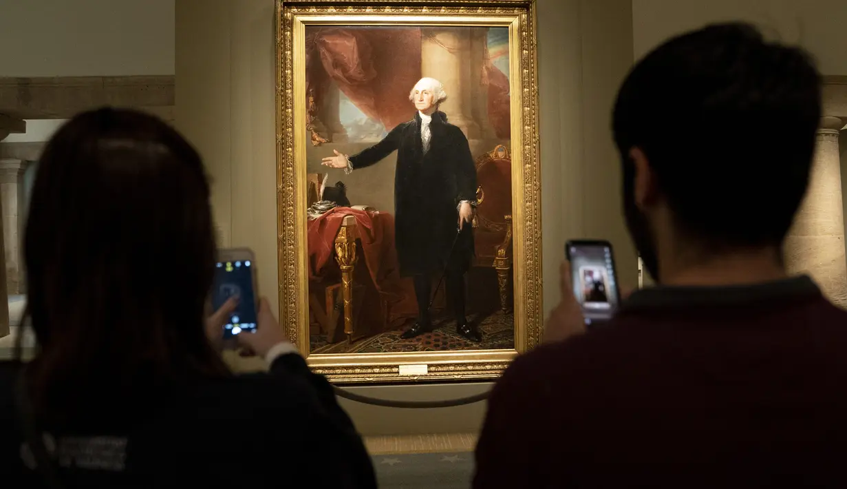 Pengunjung mengamati lukisan mantan presiden Amerika Serikat George Washington dalam pameran bertajuk "Presiden-Presiden Amerika" (America's Presidents) di Galeri Potret Nasional di Washington DC, Amerika Serikat (17/2/2020). (Xinhua/Liu Jie)