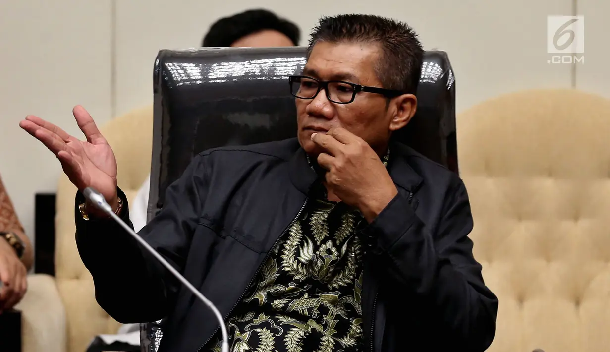 Ketua Pansus Hak Angket KPK, Agun Gunandjar Sudarsa memimpin rapat, Jakarta, Senin (19/6). Pansus angket terhadap KPK memanggil Miryam terkait klarifikasi terhadap surat pernyataannya yang pernah disampaikan ke Pansus. (Liputan6.com/Johan Tallo)