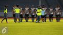 Sejumlah pemain PS TNI berbaris usai latihan di Stadion GBK Jakarta, Kamis (9/6). PS TNI akan melakoni laga melawan Persija di Torabika Soccer Championship presented by IM3 Ooredoo, Jumat (10/6). (Liputan6.com/Helmi Fithriansyah)