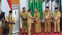 Bupati Banyuwangi, Ipuk Fiestiandini saat menerima penghargaan dari Kementerian Dalam Negeri. (Foto: Istimewa)