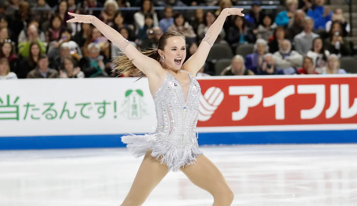 Mariah Bell mengangkat kedua tangannya seperti sayap dalam perlombaan figure skating, Skate America 2016 di Sears Center Arena, Chicago, AS (21/10). Olahraga ice skating ini mirip seperti tarian balet. (Reuters/ Kamil Krzaczynski)