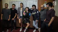 Aktris Sophia Latjuba berfoto bersama personel band NeV+ usai menggelar latihan di Musica Studio, Jakarta, Jumat (26/1). (Liputan6.com/Faizal Fanani)