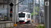 Kereta Bandara Premium tiba di Stasiun Manggarai, Jakarta, Sabtu (3/4/2021). PT Railink meluncurkan kereta bandara kelas premium dengan harga tiket lebih terjangkau. (merdeka.com/Imam Buhori)