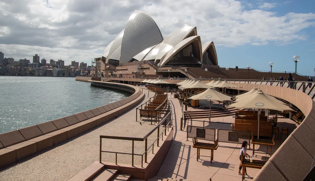 Area makan di Sydney Opera House ditutup di Sydney, Australia, pada 1 September 2020. Sektor pariwisata di Australia terdampak parah oleh pandemi COVID-19. (Xinhua/Hu Jingchen)