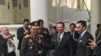Ketua DPR Bambang Soesatyo bercengkrama dengan Kapolda Metro Irjen Idham Azis (Liputan6.com/Hanz Jimenez).