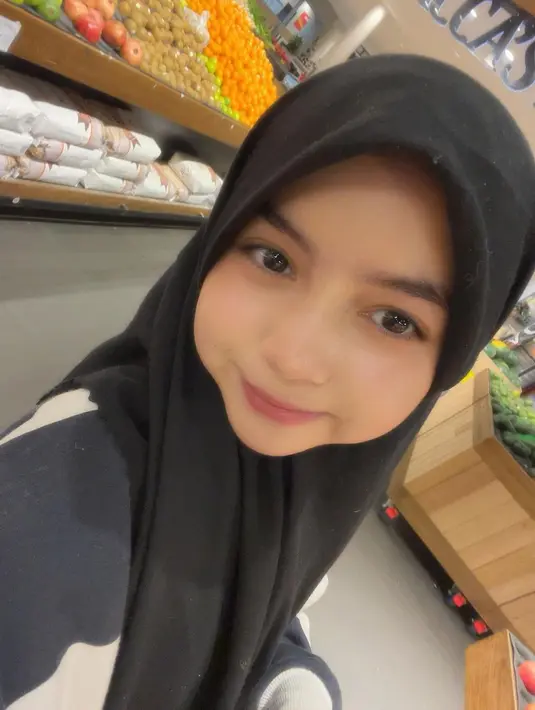 Seperti remaja seusianya, Sienna tampaknya mulai tertarik menggunakan makeup. [@siennn.kasya].