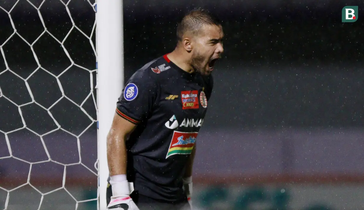 Andritany Ardhiyasa. Kiper utama Persija Jakarta berusia 29 tahun ini memiliki nilai pasar Rp.5,21 miliar. Akibat terserang DBD, ia hanya turun di dua laga awal dalam 6 laga di BRI Liga 1 dan telah kebobolan 3 gol. Saat ini Persija bercokol di posisi 4 klasemen sementara. (Bola.com/M. Iqbal Ichsan)