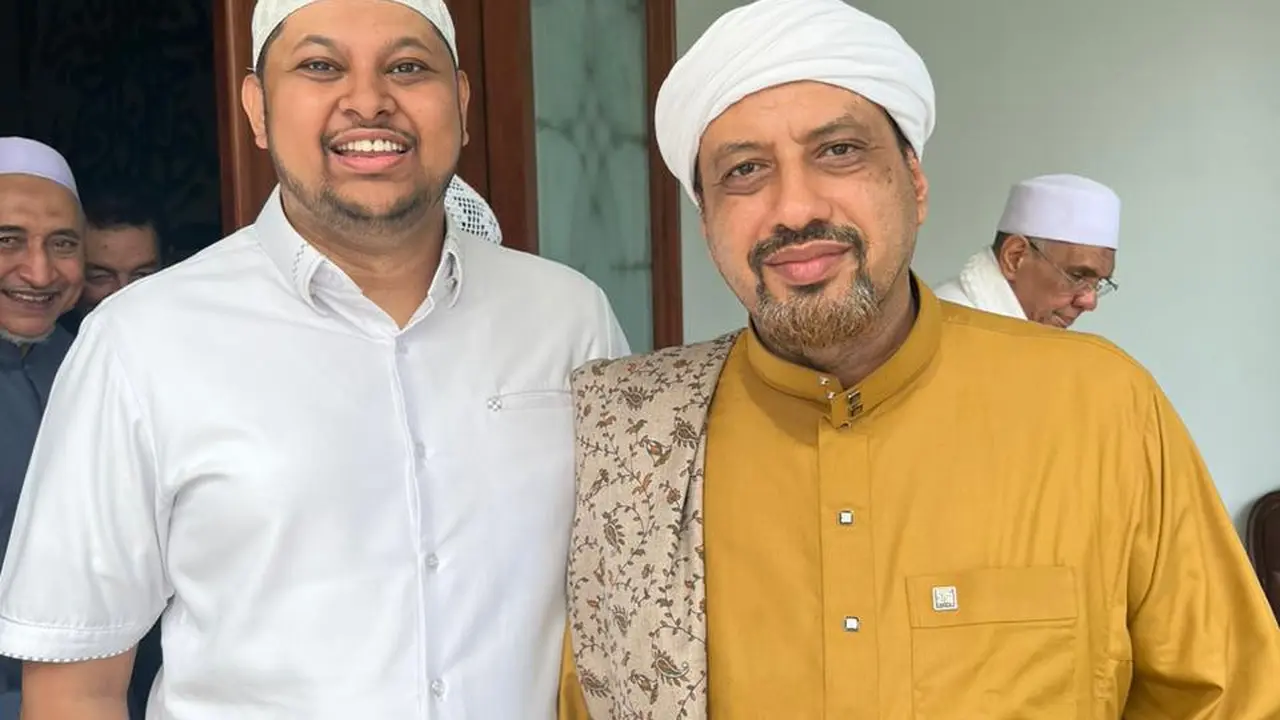 Ketua Departemen hukum dan legal Rabithah Alawiyah, Ahmad Ramzy Ba'abud (kemeja putih) dan Ketua Umum Rabithah Alawiyah Habib Taufiq bin Abdul Qadir Assegaf. (Dokumen pribadi)