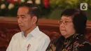 Presiden Joko Widodo (kiri) dan Menteri LHK Siti Nurbaya Bakar saat Rapat Koordinasi Nasional Kebakaran Hutan dan Lahan 2020 di Istana Negara, Jakarta, Kamis (6/2/2020). Rapat mendengarkan laporan Menko Polhukam Mahfud Md mengenai penanganan kebakaran hutan tahun 2019. (Liputan6.com/Faizal Fanani)