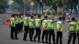 Sejumlah petugas kepolisian berjaga saat peringatan Hari Buruh (May Day) di depan Istana Merdeka, Jakarta, Jumat (1/5/2015). Penjagaan dilakukan untuk mengantisipasi aksi buruh saat perayaan hari Buruh Internasional (May Day). (Liputan6.com/Faizal Fanani)