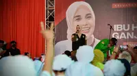 Istri calon presiden nomor urut 3 Ganjar Pranowo, Siti Atikoh saat menyapa seribu lebih masyarakat, petani, dan nelayan di Muncar, Banyuwangi, Jawa Timur, Rabu (24/1/2024). (Foto: Dokumentasi PDIP).