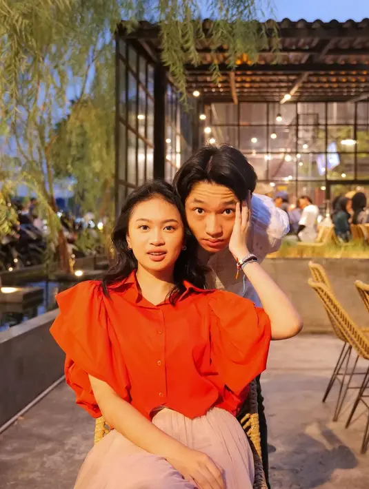 Kiesha dan Zara kenel sejak kecil. Bahkan, saat ayah mereka manggung, keluarganya kerap mendampingi. Hal itu yang membuat keluarga Pasha dan Enda menjadi dekat. Tidak sedikit para penggemar keduanya kerap menjodohkannya. [Instagram/kiesha.alvaro]