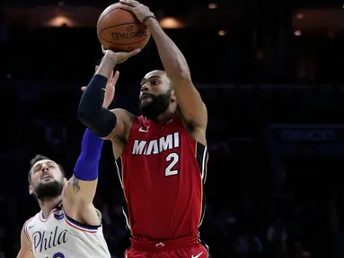 Pemain Miami Heat, Wayne Ellington (kanan) mencoba memasukan bola saat diadang pemain Philadelphia 76ers, Marco Belinelli pada NBA basketball playoff series di Wells Fargo Center, Philadelphia, (16/4/2018). Heat menang 113-103. (AP/Chris Szagola)