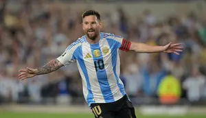 Bintang timnas Argentina, Lionel Messi membuka keunggulan tim Tango atas Bolivia pada menit ke-19. (JUAN MABROMATA/AFP)