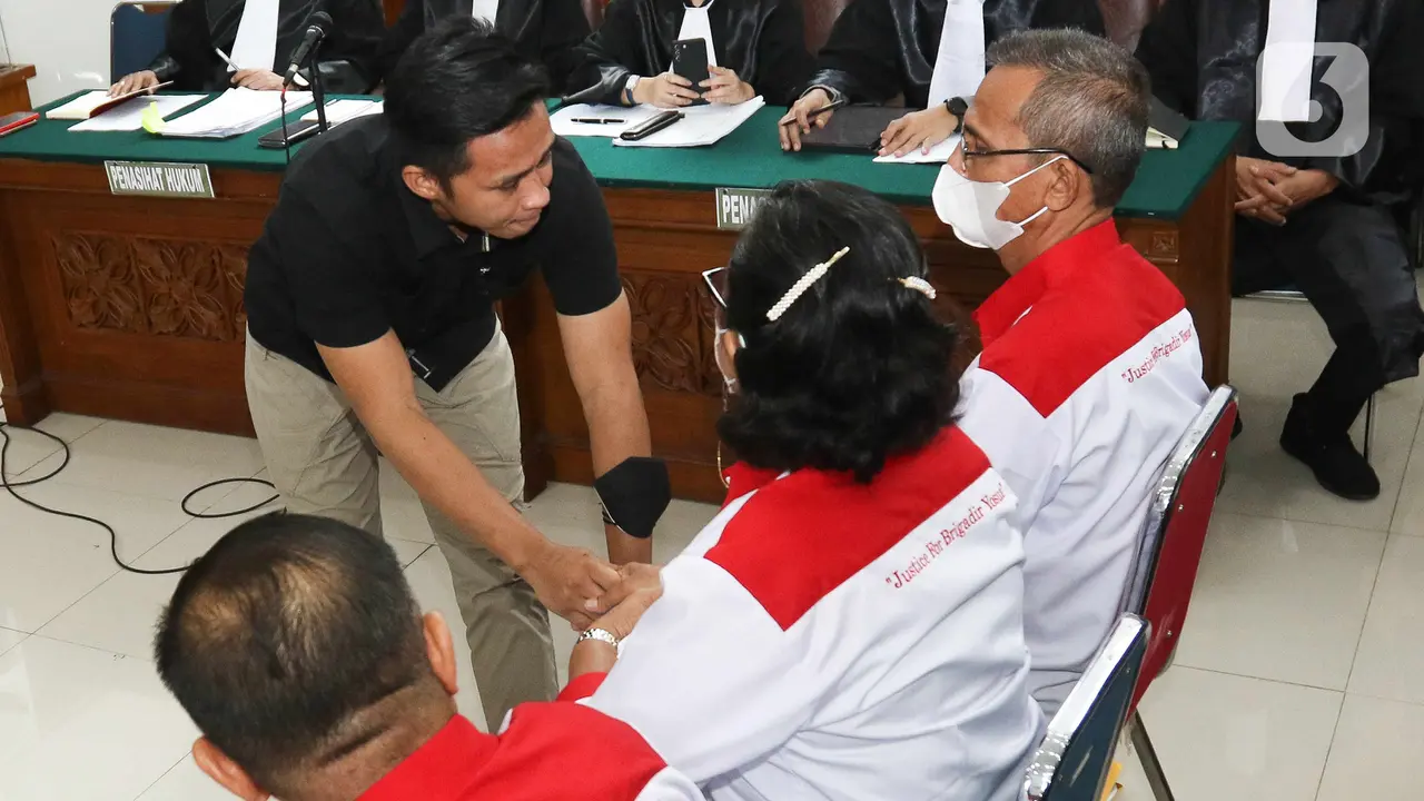 Jelang Sidang, Bharada E Berlutut Dihadapan Orang Tua Brigadir J