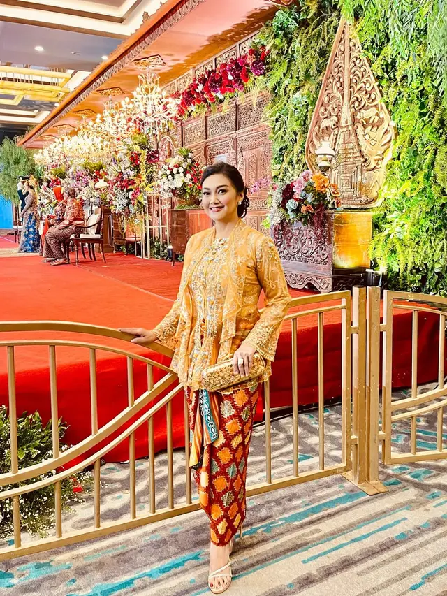 6 Outfit Kondangan Ala Bella Saphira, Inspirasi Tampil Fresh di Usia 50 Tahun