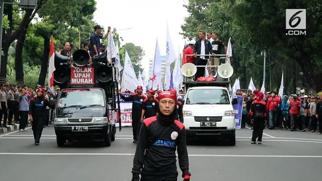 Massa buruh menggelar aksi mengatasnamakan kesejahteraan di Hari Kerja Layak Internasional.