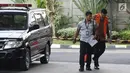Mantan Direktur Operasional Lippo Group Billy Sindoro dikawal petugas saat tiba di gedung KPK, Jakarta, Kamis (13/12). Billy Sindoro kembali diperiksa KPK terkait kasus suap perizinan proyek Meikarta. (Liputan6.com/Herman Zakharia)