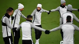 Bintang PSG, Neymar, bersama rekan-rekannya berlatih ringan di Paris, Senin (4/12/2017). PSG bersiap jelang laga big match Liga Champions melawan Bayern Munchen. (AFP/Guenter Schiffmann)