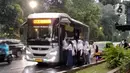 Layanan transportasi umum Biskita Transpakuan menaikkan penumpang di halte pemberhentian bus di kawasan Kota Bogor, Jawa Barat, Senin (14/11/2022). Biskita Transpakuan beroperasi sejak Oktober 2021 secara gratis di 6 koridor. (Liputan6.com/Magang/Aida Nuralifa)